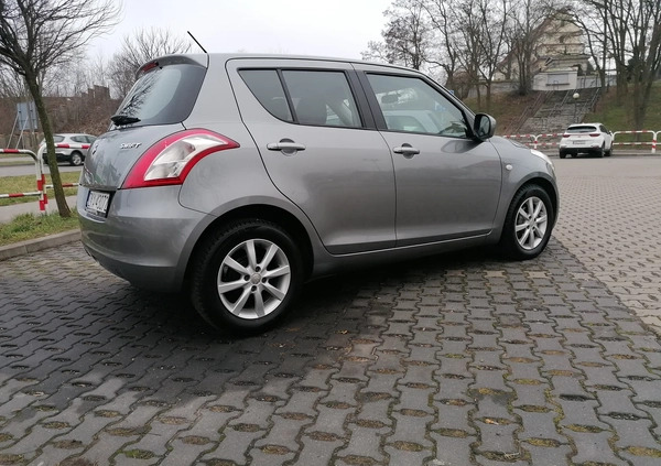 Suzuki Swift cena 19990 przebieg: 176000, rok produkcji 2012 z Gniezno małe 254